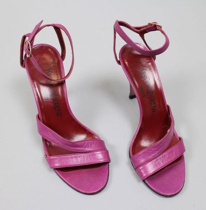 null Yves Saint LAURENT Paris

Paire de sandales à talon en cuir rose, T.5 ½ (Italien),...