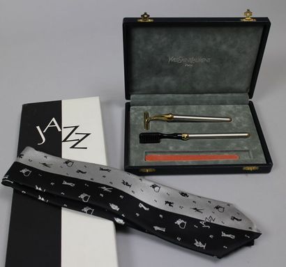 null Yves Saint LAURENT JAZZ

Cravate JAZZ dans sa boîte, circa 1990 et coffret contenant...