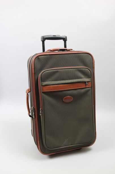 null LONGCHAMP

2 valises à roulettes, en toile et cuir, l’une : H 57cm X l : 36...