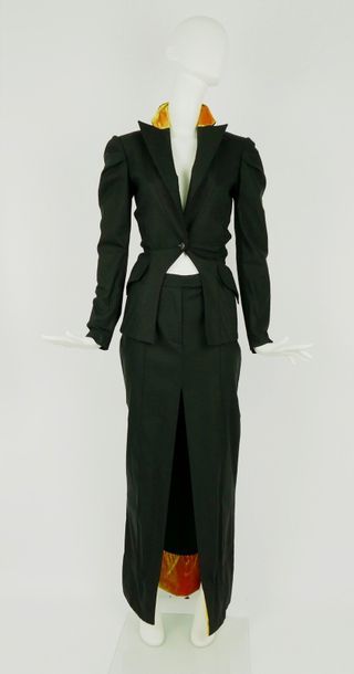 null John GALLIANO Girl, c.1990-91

Ensemble veste et jupe longue en lainage noir,...