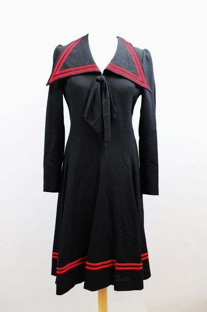 null AGNES Couture 

Robe en crêpe noir, applications de rubans en velours rouge...