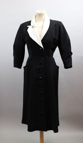 null MAGGY ROUFF 25 av. Matignon Paris

Robe en drap noir, col à nœud blanc, années...