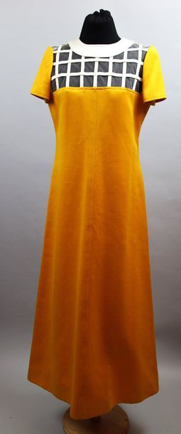 null COURREGES Paris Couture Future d

Robe longue en lainage orange (petites taches),...