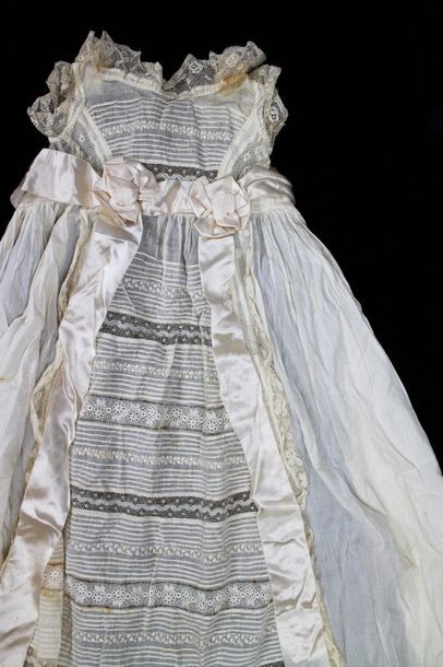 null Robe de baptême en linon brodé, Valenciennes et nœuds de satin (taches)