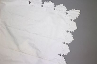 null Nappe en damassé de coton, 3m40 X 2m40 et un dessus de lit en piqué de coton,...