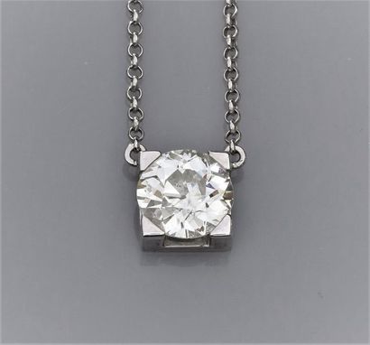   Collier en or gris 750°/00 (18K), serti d'un diamant taille brillant de 2 carats...