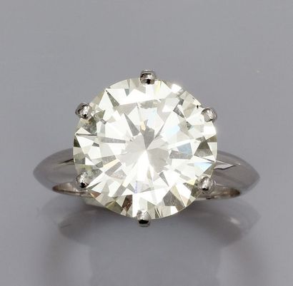   Bague en or gris 750°/00 (18K), sertie d'un diamant taille brillant de 6.50 carats...