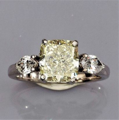   Bague en or gris 750°/00 (18K), sertie d'un diamant jaune coussin de 3 carats environ...