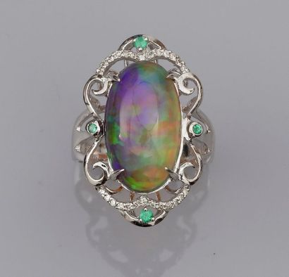   Bague en or gris 750°/00 (18K), sertie d'une opale ovale de 6 carats environ, entourage...