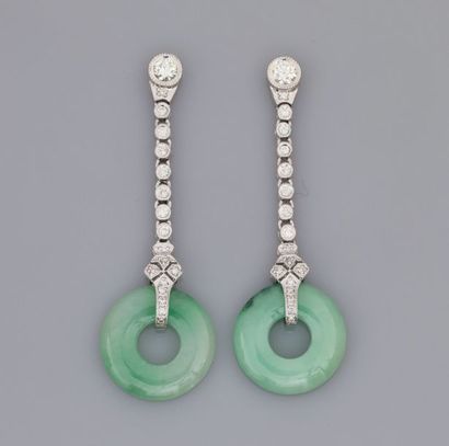   Paire de boucles d'oreilles en or gris 750°/00 (18K), serties de disques de jade...