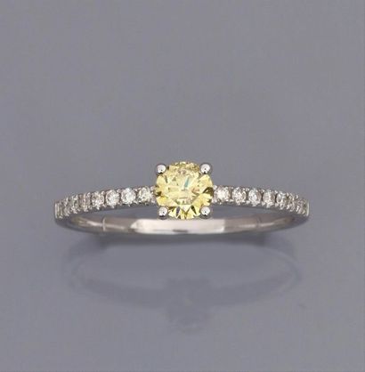   Bague en or gris 750°/00 (18K) sertie d'un diamant jaune taille brillant (traité),...