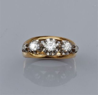   Bague en or jaune 750°/00 (18K)(18 K) et platine, sertie de trois diamants taille...