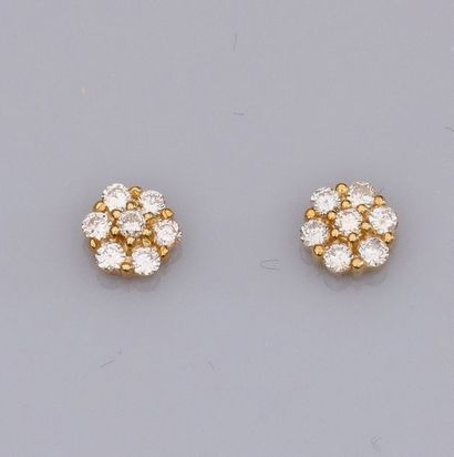   Paire de boucles d'oreilles fleurs en or jaune 750°/00 (18K), serties de diamants...