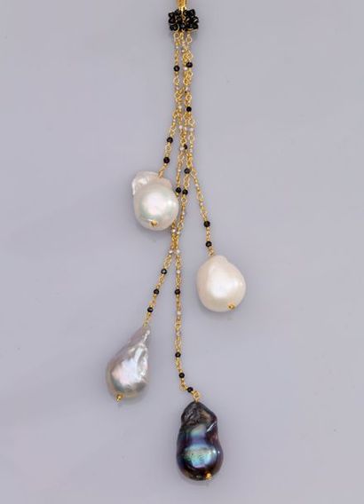   Collier en vermeil 925, serti de spinelles noirs et de perles de culture baroques...