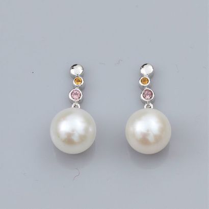   Paire de boucles d'oreilles en or gris 585°/00, serties de perles de culture diamètre...