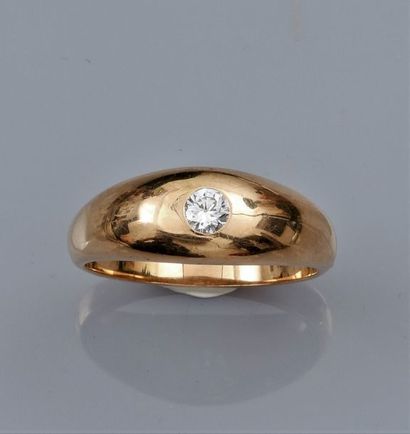   Bague d 'homme en or jaune 750°/00 (18K), centrée d'un diamant taille brillant...