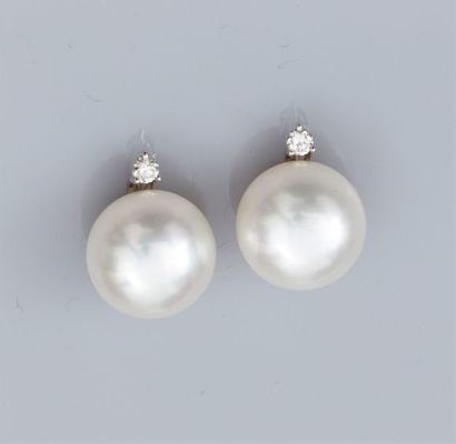   Paire de boucles d'oreilles en or gris 585°/00, serties chacune d'une perle de...