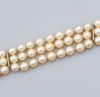   Bracelet formé de trois rangs de perles de culture diamètre 5.5/6 mm (Japon), barrettes...