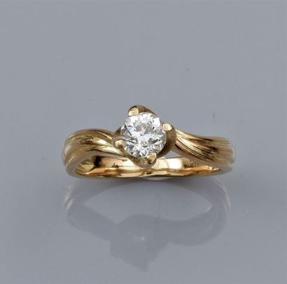   Bague en or jaune 750°/00 (18K), sertie d'un diamant taille brillant de 0.50 carat,...