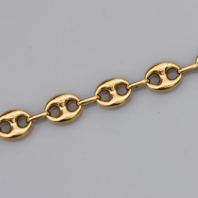   Bracelet en or jaune 750°/00 (18K), maille grain de café. 13.80 g. L : 205 cm....