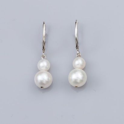   Paire de boucles d'oreilles en or gris 585°/00, serties chacune de deux perles...