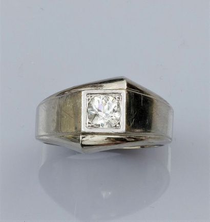   Bague d 'homme en platine et or gris 750°/00 (18K), sertie d'un diamant demi taille...