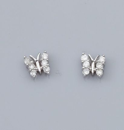   Paire de boucles d'oreilles papillons en or gris 585°/00, serties de diamants taille...