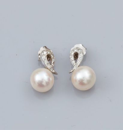   Paire de boucles d'oreilles en or gris 585°/00, serties de diamants et de perles...