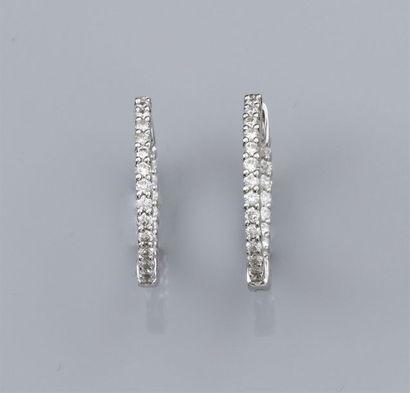   Paire de créoles en or gris 750°/00 (18K), serties de diamants taille brillant....