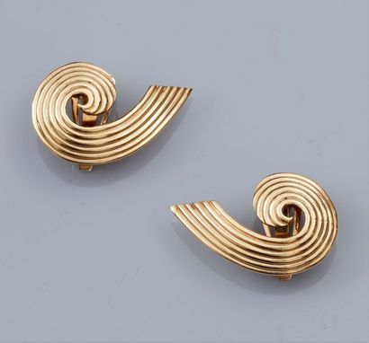   Paire de boucles d'oreilles clips enroulées en or jaune 585°/00. 9.30 g. H : 3...