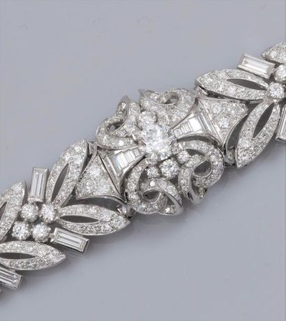   Important bracelet en platine et or gris 750°/00 (18K), orné d'une rosace et sertie...