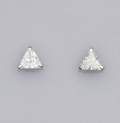   Paire de boucles d'oreilles en or gris 750°/00 (18K), chacune est sertie d'un diamant...