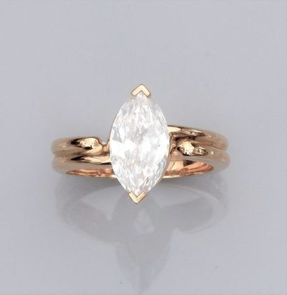   Bague en or jaune 750°/00 (18K), sertie d'un diamant marquise de 1.54 carat (pesé),...