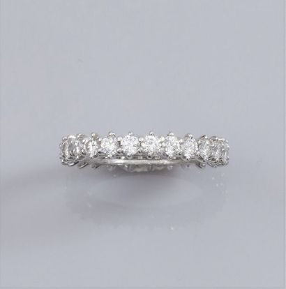   Alliance en or gris 750°/00 (18K), sertie de diamants taille brillant en continu...