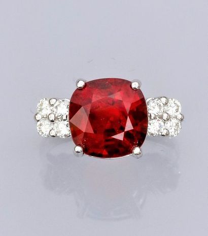   Bague en or gris 750°/00 (18K), sertie d'un spinelle rouge coussin naturel de 5.17...