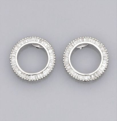   Paire de boucles d'oreilles disques en or gris 750°/00 (18K), serties de diamants...