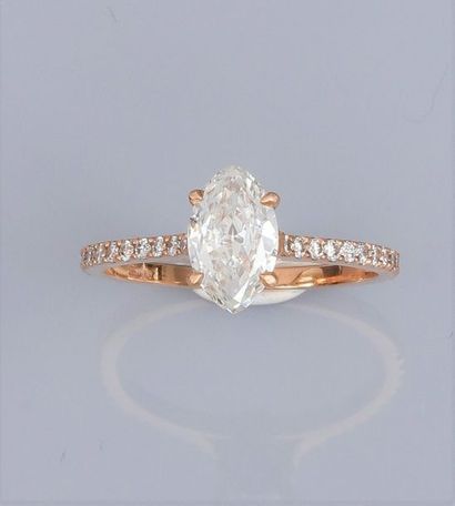   Bague en or rose 750°/00 (18K), sertie d'un diamant navette de 0.85 carat (pesé),...