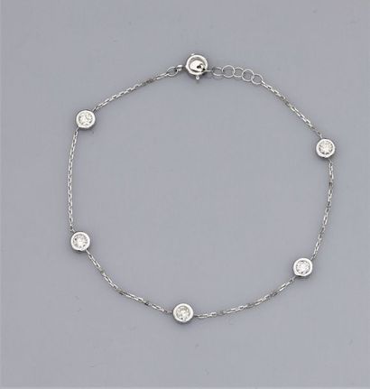   Fin bracelet en or gris 750°/00 (18K), maille forçat, serti de cinq diamants taille...