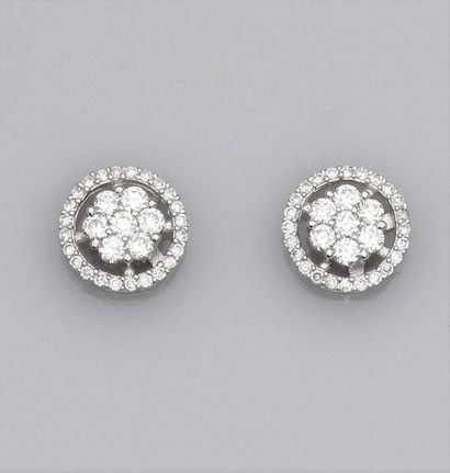   Paire de boucles d'oreilles rondes en or gris 750°/00 (18K), serties de diamants...