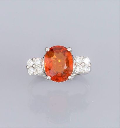   Bague en or gris 750°/00 (18K), sertie d'un grenat ovale orange spessartite de...