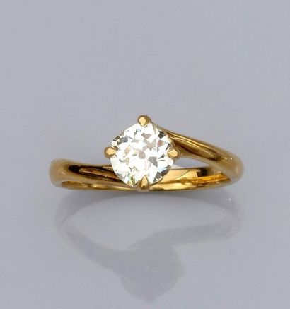   Bague en or jaune 750°/00 (18K), sertie d'un diamant taille ancienne de 1.07 carat...