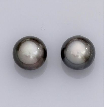   Paire de boucles d'oreilles serties chacune d'une perle de culture de Tahiti diamètre...