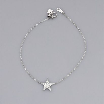   Fin bracelet en or gris 750°/00 (18K), maille forçat, orné d'une étoile sertie...