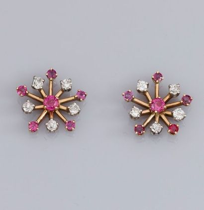   Paire de boucles d'oreilles en or jaune 585°/00 (14K), serties de petits rubis...