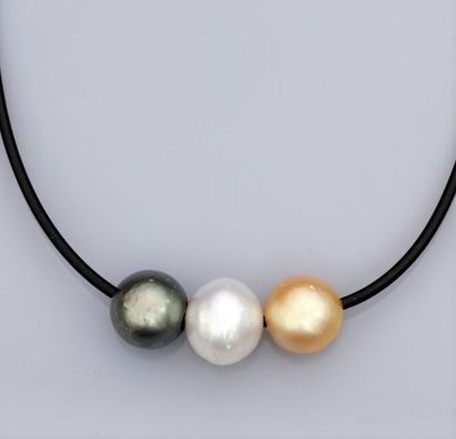   Collier en caoutchouc, orné de trois perles de culture blanche, grise et gold diamètres...