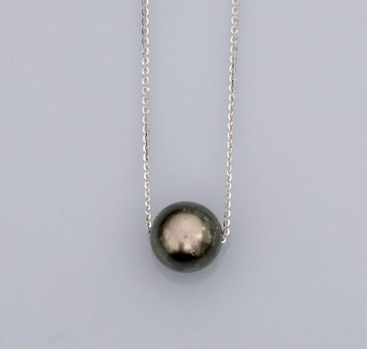   Collier en or gris 750°/00 (18K), maille forçat, serti d'une perle de culture de...
