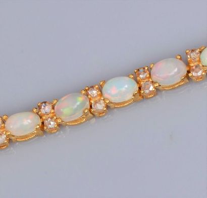   Bracelet en vermeil 925, serti d'opales pour environ 10 carats en tout alternées...
