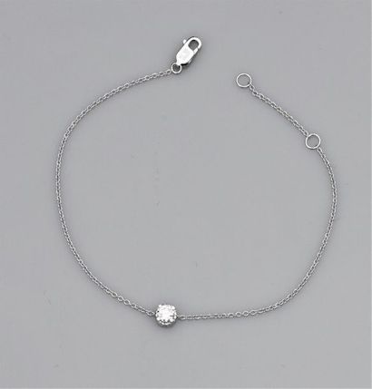   Fin bracelet en or gris 750°/00 (18K), maille forçat, serti d'un diamant taille...