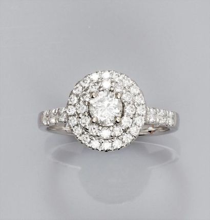   Bague en or gris 750°/00, sertie d'un diamant taille brillant de 0.35 carat environ,...