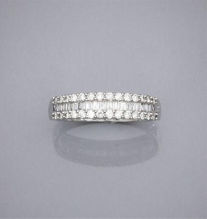   Demi alliance en or gris 750°/00 (18K), sertie d'un rang de diamants baguettes,...